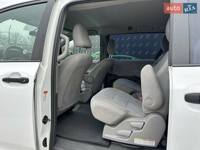 Білий Тойота Сієнна, об'ємом двигуна 3.46 л та пробігом 221 тис. км за 15500 $, фото 12 на Automoto.ua