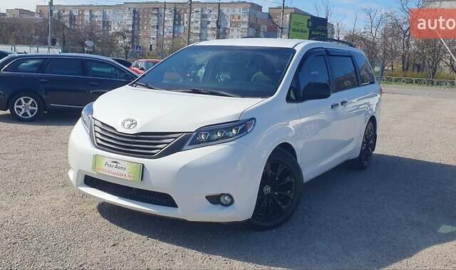 Белый Тойота Сиенна, объемом двигателя 3.5 л и пробегом 168 тыс. км за 17500 $, фото 3 на Automoto.ua