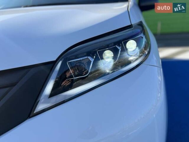 Белый Тойота Сиенна, объемом двигателя 3.46 л и пробегом 169 тыс. км за 17999 $, фото 11 на Automoto.ua