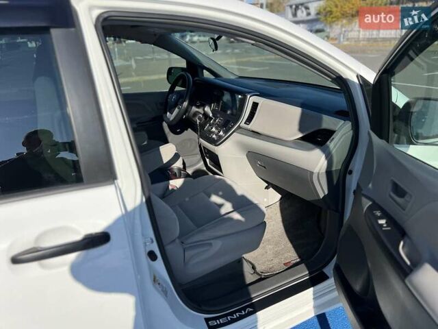 Белый Тойота Сиенна, объемом двигателя 3.46 л и пробегом 169 тыс. км за 17999 $, фото 25 на Automoto.ua