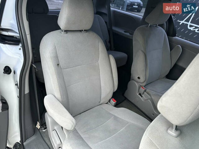 Білий Тойота Сієнна, об'ємом двигуна 3.46 л та пробігом 221 тис. км за 15500 $, фото 23 на Automoto.ua