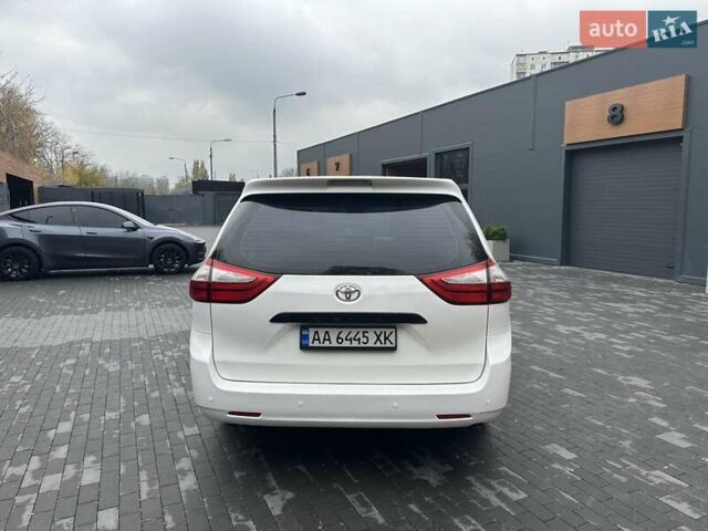 Белый Тойота Сиенна, объемом двигателя 3.5 л и пробегом 219 тыс. км за 15700 $, фото 1 на Automoto.ua