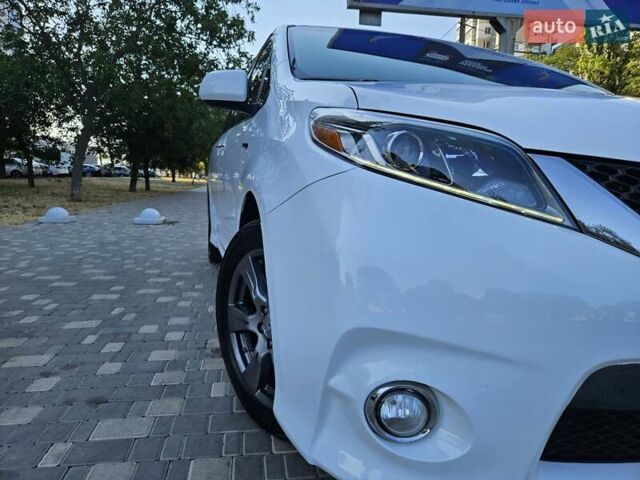 Белый Тойота Сиенна, объемом двигателя 3.5 л и пробегом 140 тыс. км за 18999 $, фото 4 на Automoto.ua