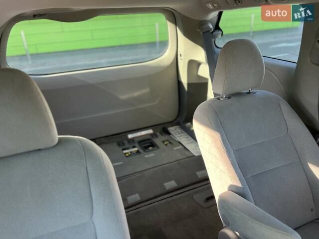 Белый Тойота Сиенна, объемом двигателя 3.46 л и пробегом 169 тыс. км за 17999 $, фото 23 на Automoto.ua