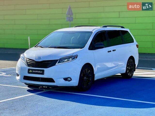 Белый Тойота Сиенна, объемом двигателя 3.46 л и пробегом 169 тыс. км за 17999 $, фото 3 на Automoto.ua