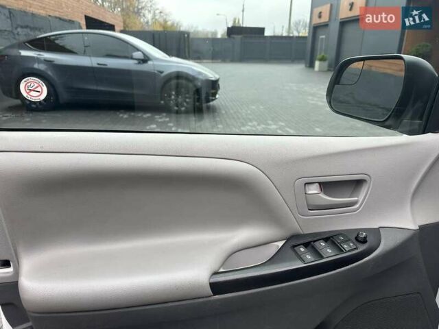 Белый Тойота Сиенна, объемом двигателя 3.5 л и пробегом 219 тыс. км за 15700 $, фото 9 на Automoto.ua