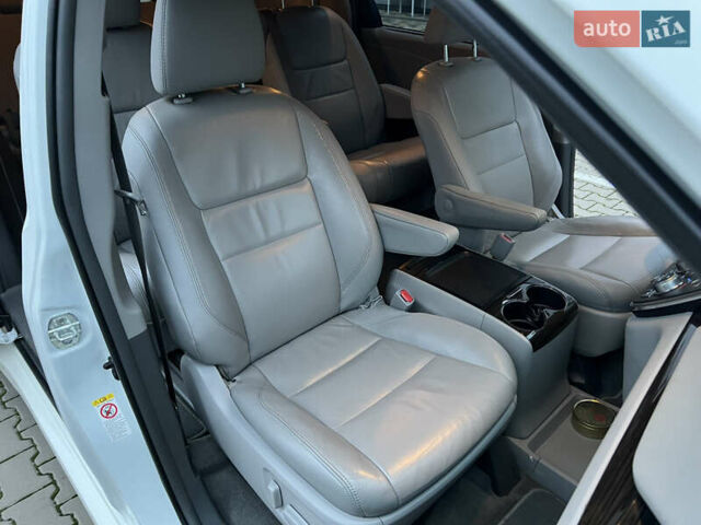 Белый Тойота Сиенна, объемом двигателя 3.5 л и пробегом 120 тыс. км за 25000 $, фото 26 на Automoto.ua
