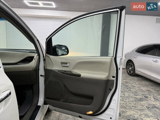 Белый Тойота Сиенна, объемом двигателя 3.46 л и пробегом 123 тыс. км за 26300 $, фото 22 на Automoto.ua