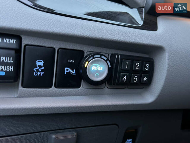 Белый Тойота Сиенна, объемом двигателя 3.5 л и пробегом 120 тыс. км за 25000 $, фото 30 на Automoto.ua