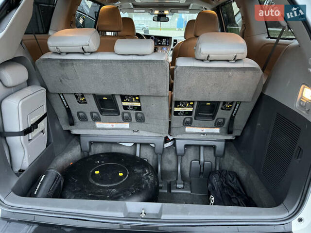 Белый Тойота Сиенна, объемом двигателя 3.5 л и пробегом 120 тыс. км за 25000 $, фото 19 на Automoto.ua