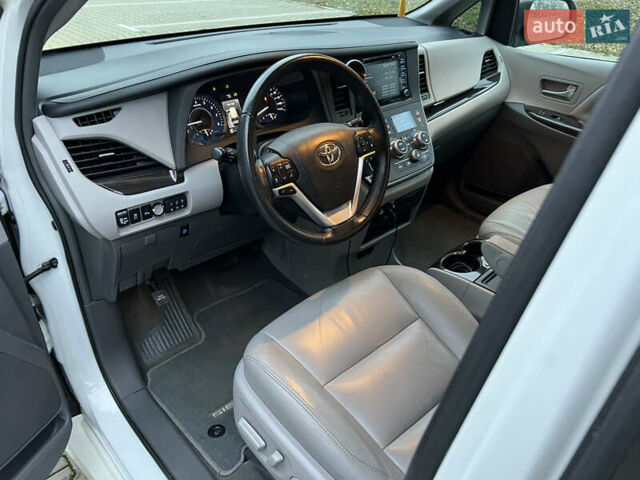 Белый Тойота Сиенна, объемом двигателя 3.5 л и пробегом 120 тыс. км за 25000 $, фото 10 на Automoto.ua