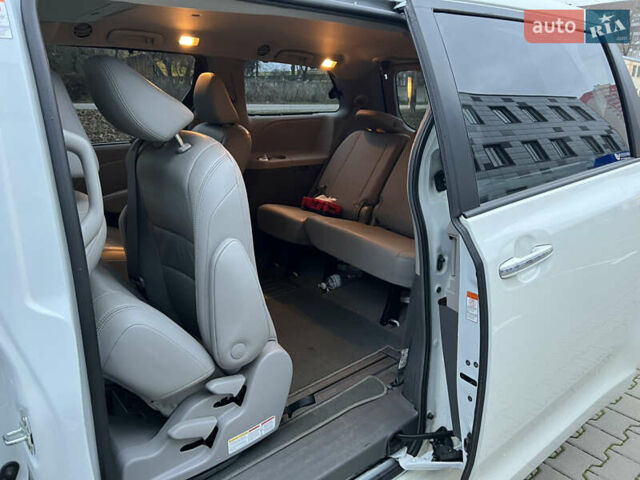 Белый Тойота Сиенна, объемом двигателя 3.5 л и пробегом 120 тыс. км за 25000 $, фото 17 на Automoto.ua
