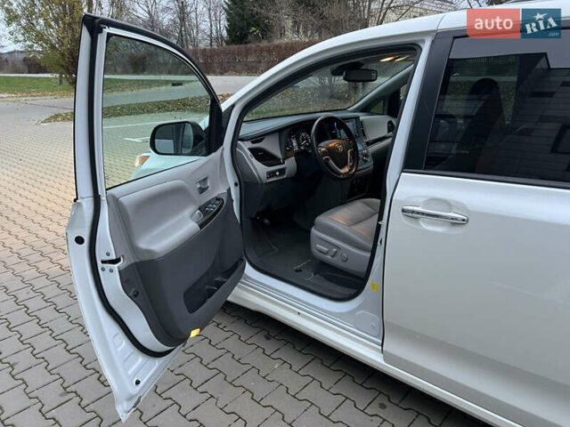 Белый Тойота Сиенна, объемом двигателя 3.5 л и пробегом 120 тыс. км за 25000 $, фото 9 на Automoto.ua