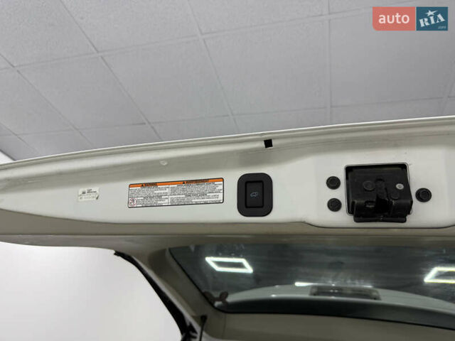 Белый Тойота Сиенна, объемом двигателя 3.46 л и пробегом 123 тыс. км за 26300 $, фото 31 на Automoto.ua
