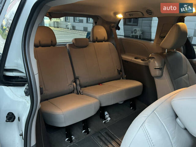Белый Тойота Сиенна, объемом двигателя 3.5 л и пробегом 120 тыс. км за 25000 $, фото 23 на Automoto.ua