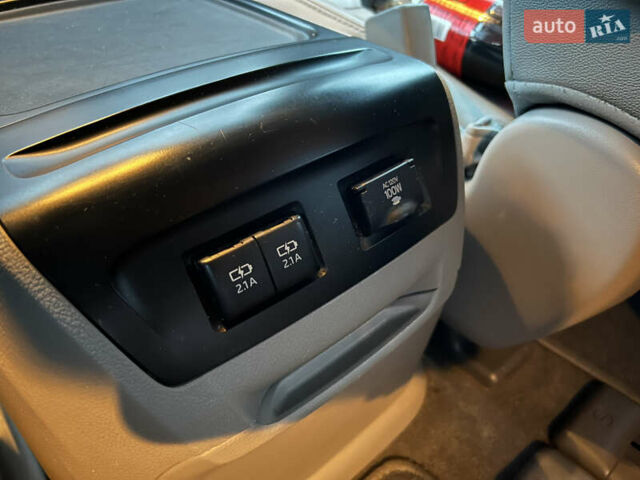 Белый Тойота Сиенна, объемом двигателя 3.5 л и пробегом 120 тыс. км за 25000 $, фото 31 на Automoto.ua