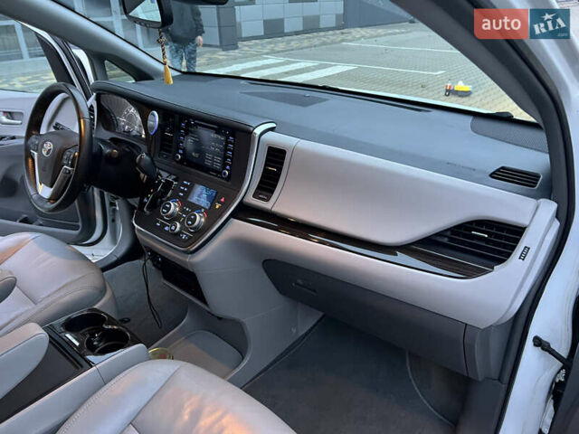 Белый Тойота Сиенна, объемом двигателя 3.5 л и пробегом 120 тыс. км за 25000 $, фото 25 на Automoto.ua