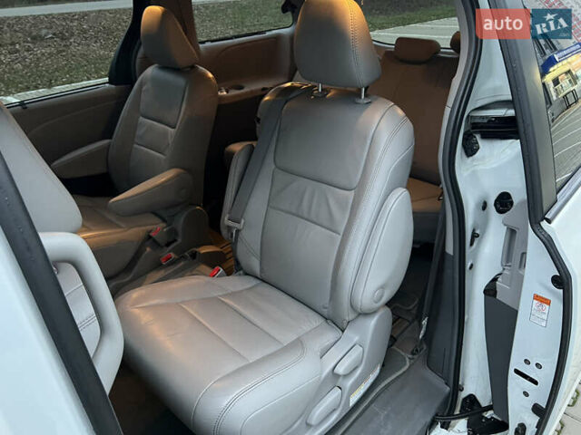 Белый Тойота Сиенна, объемом двигателя 3.5 л и пробегом 120 тыс. км за 25000 $, фото 14 на Automoto.ua