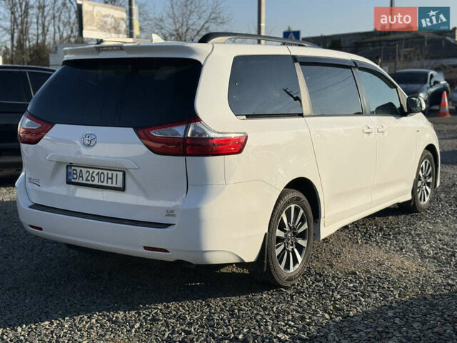 Белый Тойота Сиенна, объемом двигателя 3.46 л и пробегом 92 тыс. км за 24600 $, фото 2 на Automoto.ua