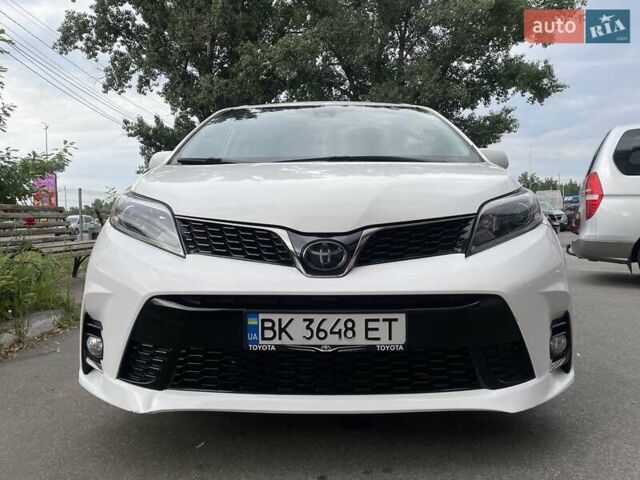 Белый Тойота Сиенна, объемом двигателя 3.46 л и пробегом 65 тыс. км за 25900 $, фото 1 на Automoto.ua