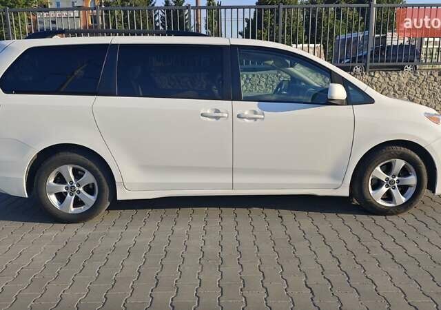 Белый Тойота Сиенна, объемом двигателя 3.46 л и пробегом 60 тыс. км за 28000 $, фото 6 на Automoto.ua