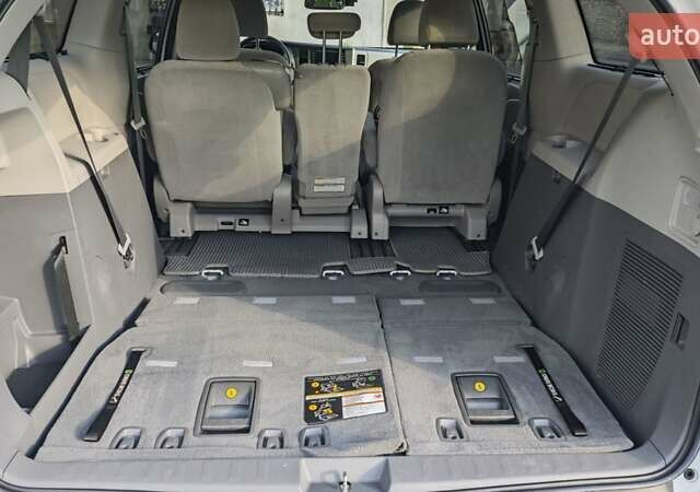 Белый Тойота Сиенна, объемом двигателя 3.46 л и пробегом 60 тыс. км за 28000 $, фото 10 на Automoto.ua