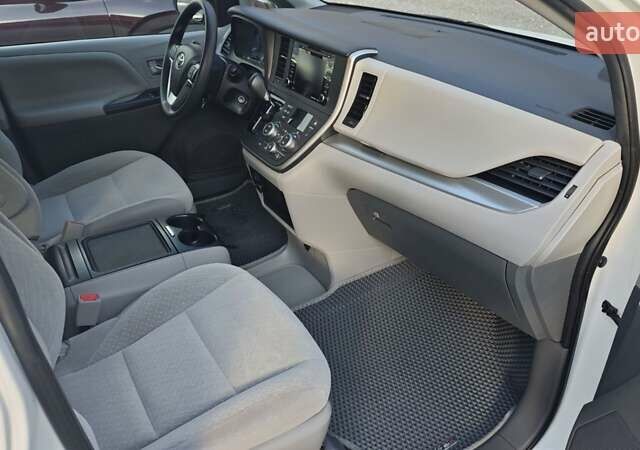 Белый Тойота Сиенна, объемом двигателя 3.46 л и пробегом 60 тыс. км за 28000 $, фото 3 на Automoto.ua