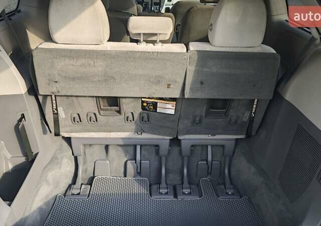 Белый Тойота Сиенна, объемом двигателя 3.46 л и пробегом 60 тыс. км за 28000 $, фото 7 на Automoto.ua