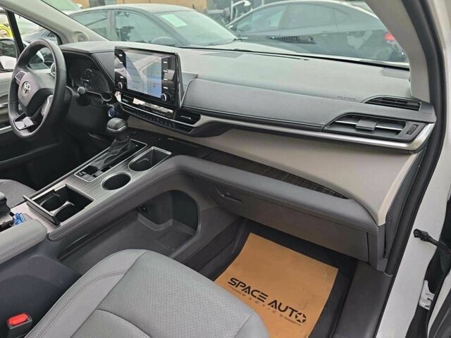 Белый Тойота Сиенна, объемом двигателя 0 л и пробегом 33 тыс. км за 24900 $, фото 4 на Automoto.ua