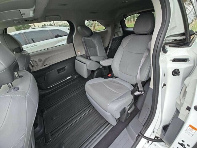 Белый Тойота Сиенна, объемом двигателя 0 л и пробегом 33 тыс. км за 24900 $, фото 10 на Automoto.ua