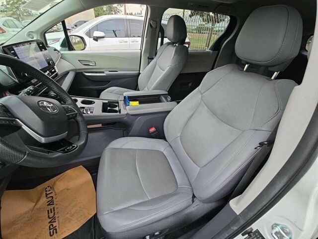 Белый Тойота Сиенна, объемом двигателя 0 л и пробегом 33 тыс. км за 24900 $, фото 5 на Automoto.ua