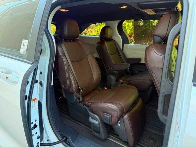 Белый Тойота Сиенна, объемом двигателя 2.5 л и пробегом 13 тыс. км за 29000 $, фото 14 на Automoto.ua