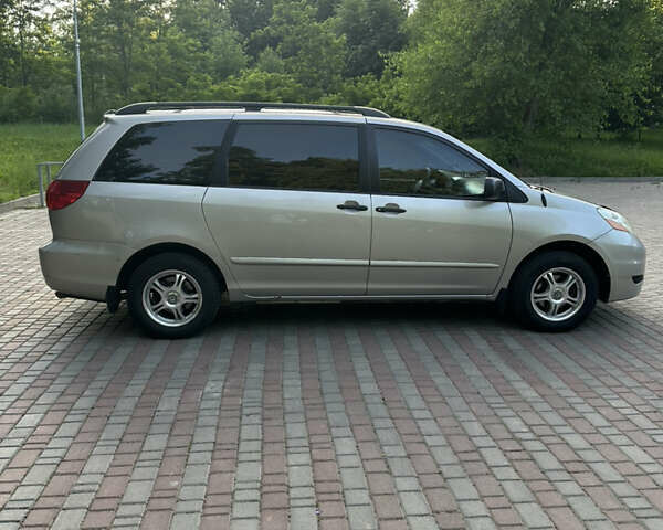 Бежевый Тойота Сиенна, объемом двигателя 3.5 л и пробегом 375 тыс. км за 9800 $, фото 5 на Automoto.ua