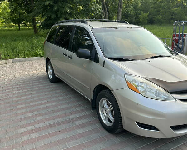 Бежевый Тойота Сиенна, объемом двигателя 3.5 л и пробегом 375 тыс. км за 9800 $, фото 6 на Automoto.ua