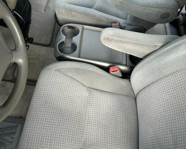 Бежевый Тойота Сиенна, объемом двигателя 3.5 л и пробегом 375 тыс. км за 9800 $, фото 59 на Automoto.ua