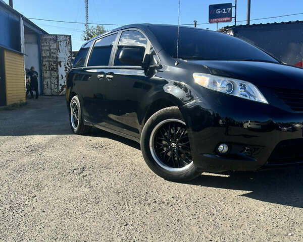 Черный Тойота Сиенна, объемом двигателя 2.69 л и пробегом 160 тыс. км за 14500 $, фото 1 на Automoto.ua