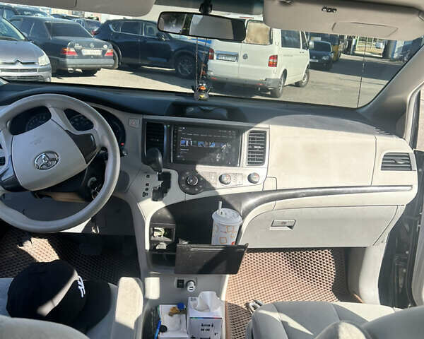 Черный Тойота Сиенна, объемом двигателя 2.69 л и пробегом 160 тыс. км за 14500 $, фото 10 на Automoto.ua