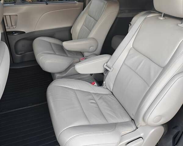 Чорний Тойота Сієнна, об'ємом двигуна 3.5 л та пробігом 170 тис. км за 17900 $, фото 16 на Automoto.ua