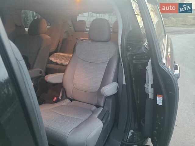 Чорний Тойота Сієнна, об'ємом двигуна 2.49 л та пробігом 165 тис. км за 31000 $, фото 1 на Automoto.ua