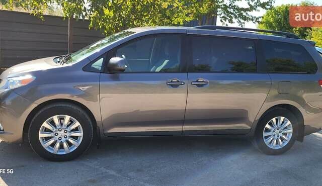 Коричневый Тойота Сиенна, объемом двигателя 3.46 л и пробегом 185 тыс. км за 17200 $, фото 5 на Automoto.ua