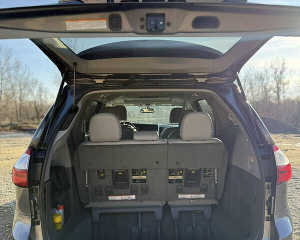 Коричневый Тойота Сиенна, объемом двигателя 3.46 л и пробегом 204 тыс. км за 21000 $, фото 3 на Automoto.ua