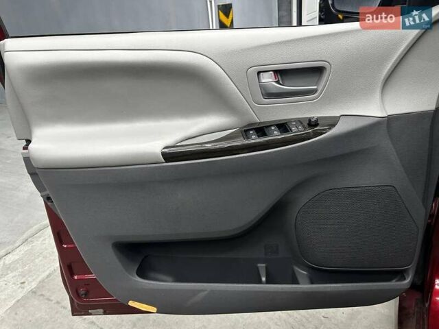 Красный Тойота Сиенна, объемом двигателя 3.46 л и пробегом 100 тыс. км за 24600 $, фото 7 на Automoto.ua