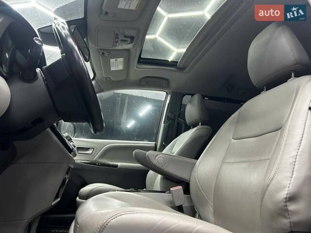 Красный Тойота Сиенна, объемом двигателя 3.46 л и пробегом 100 тыс. км за 24600 $, фото 10 на Automoto.ua