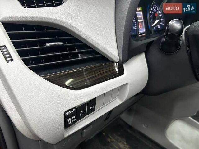 Красный Тойота Сиенна, объемом двигателя 3.46 л и пробегом 100 тыс. км за 24600 $, фото 8 на Automoto.ua