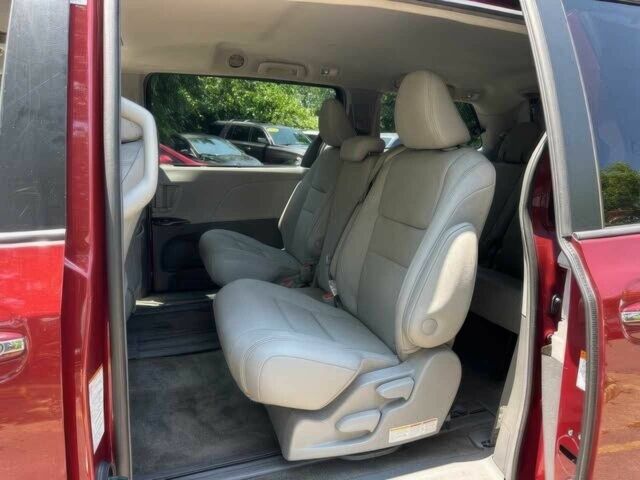 Красный Тойота Сиенна, объемом двигателя 3.5 л и пробегом 42 тыс. км за 15000 $, фото 9 на Automoto.ua