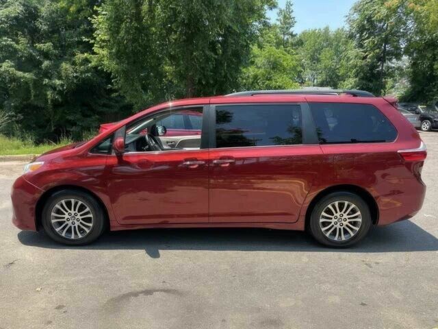 Красный Тойота Сиенна, объемом двигателя 3.5 л и пробегом 42 тыс. км за 15000 $, фото 1 на Automoto.ua