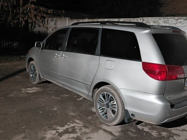 Сірий Тойота Сієнна, об'ємом двигуна 3 л та пробігом 280 тис. км за 10000 $, фото 1 на Automoto.ua