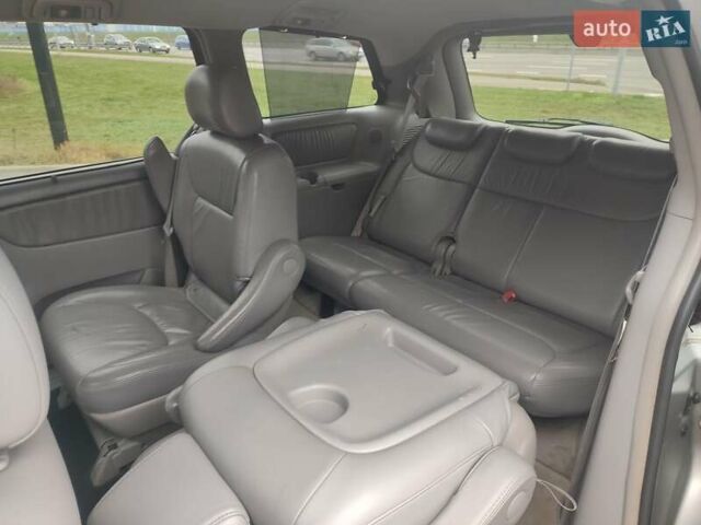 Сірий Тойота Сієнна, об'ємом двигуна 3.3 л та пробігом 320 тис. км за 8400 $, фото 3 на Automoto.ua