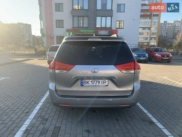 Серый Тойота Сиенна, объемом двигателя 3.5 л и пробегом 227 тыс. км за 13500 $, фото 3 на Automoto.ua