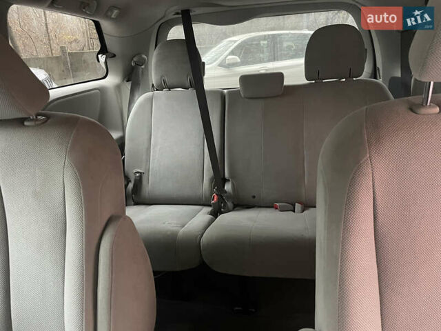 Сірий Тойота Сієнна, об'ємом двигуна 3.46 л та пробігом 290 тис. км за 10800 $, фото 1 на Automoto.ua